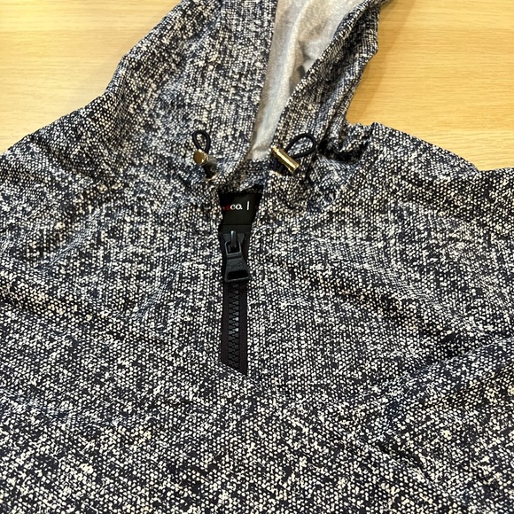 Blue and White Wind Breaker - Picture 5 of 7